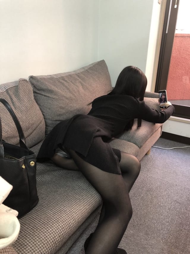 【画像】ソファで自撮りしてる女性、パ○チラしてるのに気づかないｗｗｗｗｗｗｗｗｗｗ